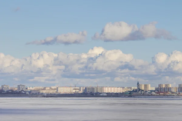 Molnig himmel över staden — Stockfoto