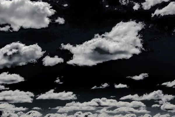 Хмара в чорному небі — стокове фото