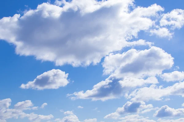 Wtite nuvem no céu azul — Fotografia de Stock