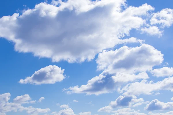 Wtite wolke im blauen himmel — Stockfoto