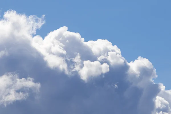 Nubes en el cielo azul — Foto de Stock