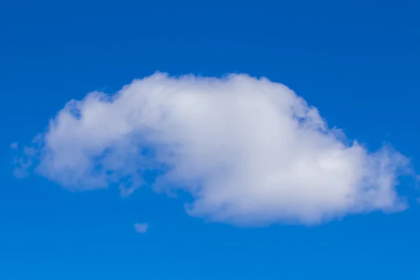 Wtite chmura w błękitne niebo — Zdjęcie stockowe