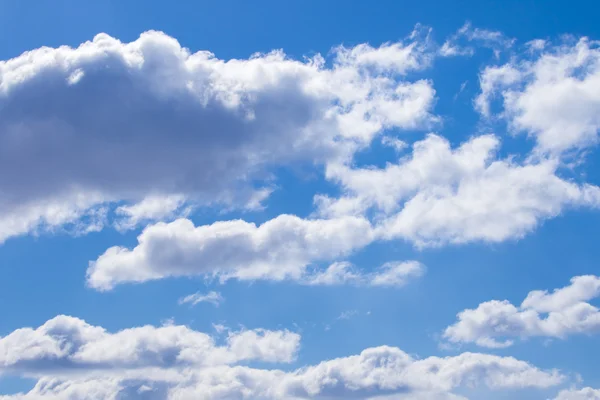 Wtite wolke im blauen himmel — Stockfoto