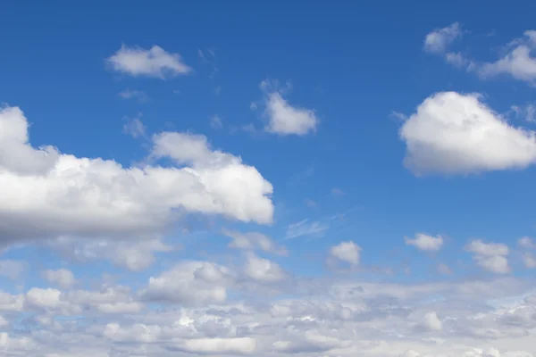 Nuvens no céu azul — Fotografia de Stock