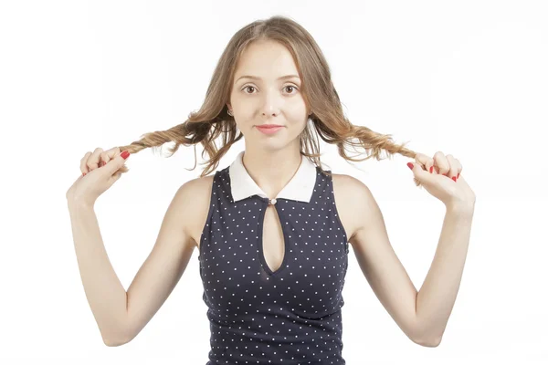 Chica sosteniendo un mechón de pelo —  Fotos de Stock