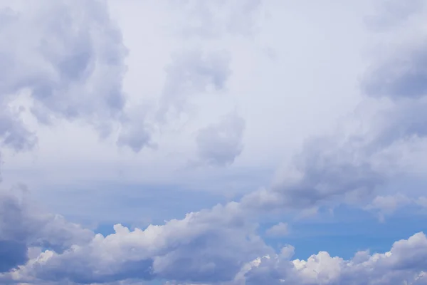 Nubes en el cielo azul —  Fotos de Stock