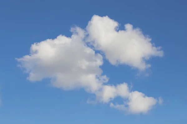 Wolken am blauen Himmel — Stockfoto