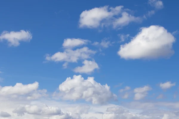 Wolken am blauen Himmel — Stockfoto