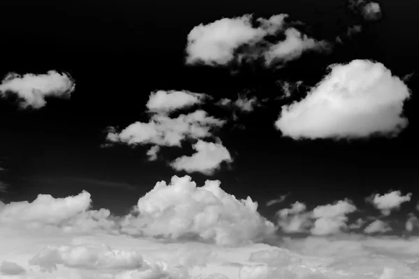 Wolk in zwarte lucht — Stockfoto