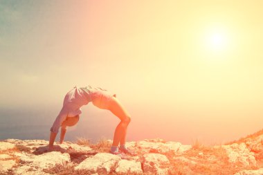 Kız uçurumun kenarında köprü pozisyonda