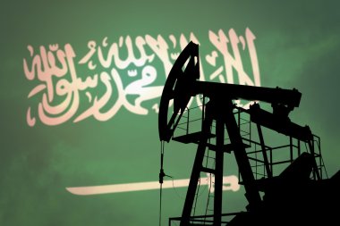 Yağ pompası ile Suudi Arabistan bayrağı