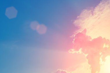 Pitoresk bulutlar ile güneşli gökyüzü