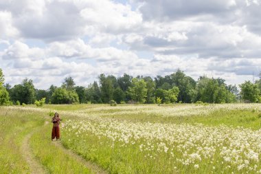 Çayır ukulele ile kız