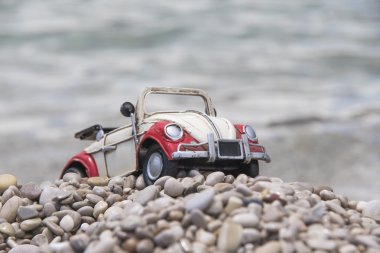 Kırmızı ve beyaz oyuncak araba