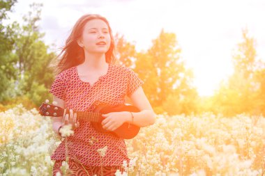 Çayır ukulele ile kız