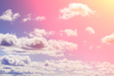 Pitoresk bulutlar ile güneşli gökyüzü