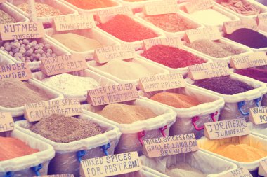 Baharat renkli pitoresk yığınları