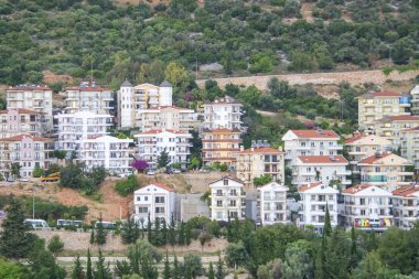 Yamaca beyaz evler ile Akdeniz kasabası