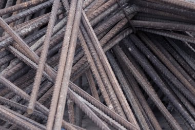 Gri paslı metal parçaları