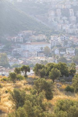 Yamaca beyaz evler ile Akdeniz kasabası