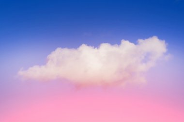 Pitoresk bulutlar ile güneşli gökyüzü