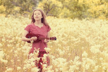 Çayır ukulele ile kız
