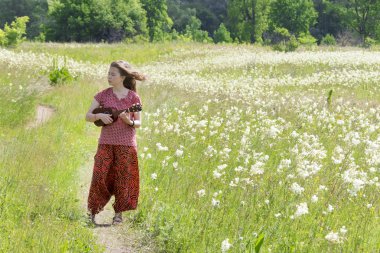 Çayır ukulele ile kız