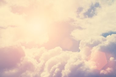 Pitoresk bulutlar ile güneşli gökyüzü