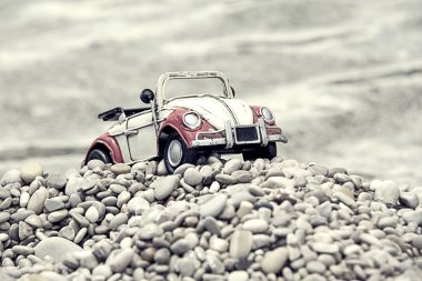 Kırmızı ve beyaz oyuncak araba