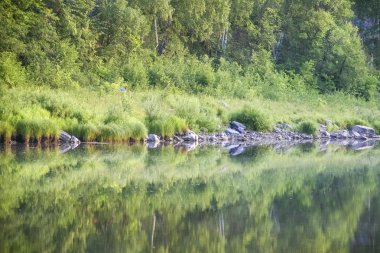 Pitoresk kayalar ile büyük sakin Nehri