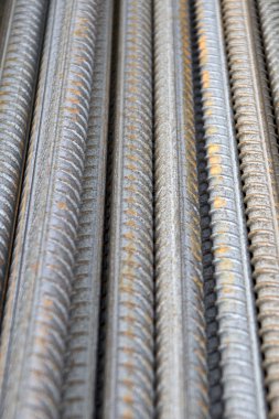 Gri paslı metal parçaları