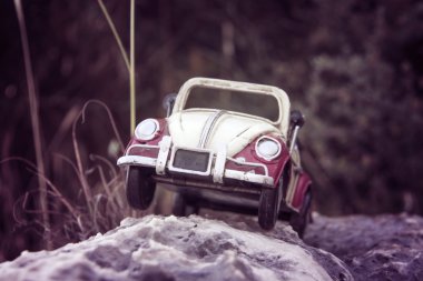 Kırmızı ve beyaz oyuncak araba