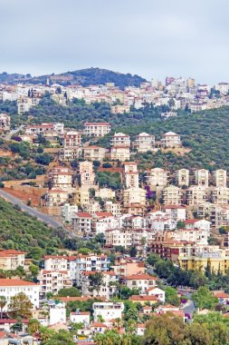 Yamaca beyaz evler ile Akdeniz kasabası