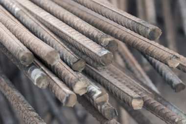 Gri paslı metal parçaları