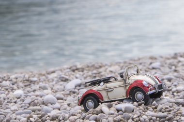 Kırmızı ve beyaz oyuncak araba