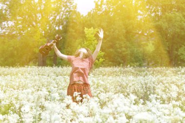 Çayır ukulele ile kız