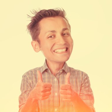 başparmak yukarıya ile genç adam 