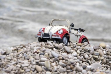 Kırmızı ve beyaz oyuncak araba