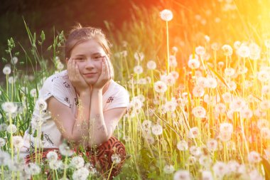 Dandelions ile oynarken sevimli kız