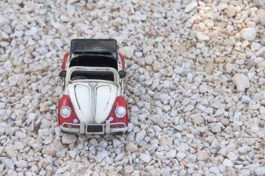 Kırmızı ve beyaz oyuncak araba