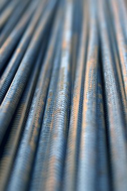Gri paslı metal parçaları