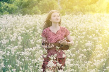 Çayır ukulele ile kız