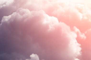 Pitoresk bulutlar ile güneşli gökyüzü