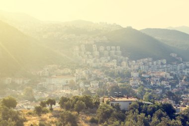 Yamaca beyaz evler ile Akdeniz kasabası
