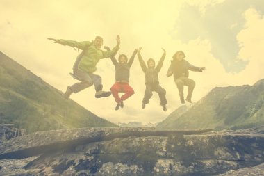 Arka plan güneşte ile atlama içinde dört turist