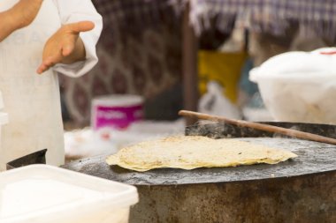 Geleneksel hamur hazırlama kadın