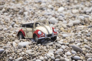 Kırmızı ve beyaz oyuncak araba