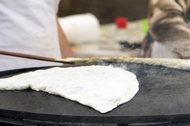 Geleneksel hamur hazırlama kadın