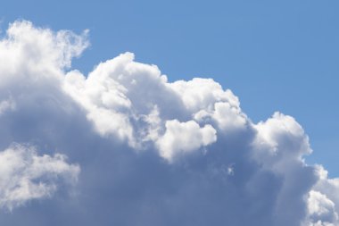 Mavi gökyüzünde beyaz, kabarık bulutlar