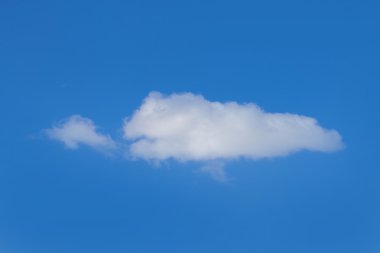 Mavi, açık gökyüzünde beyaz bulutlar